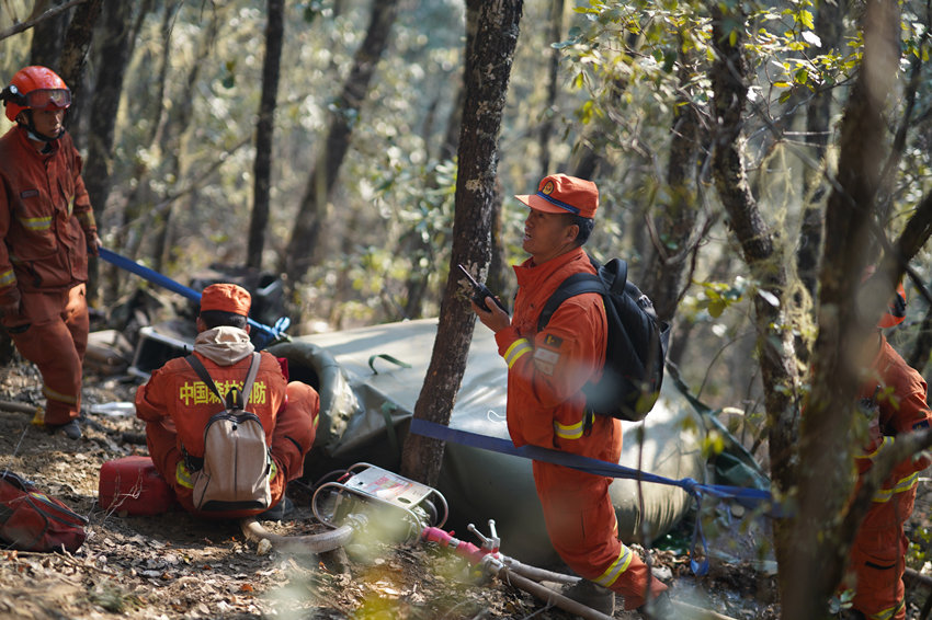 高吉永在九龍縣火場一線指揮滅火作戰。四川省森林消防總隊