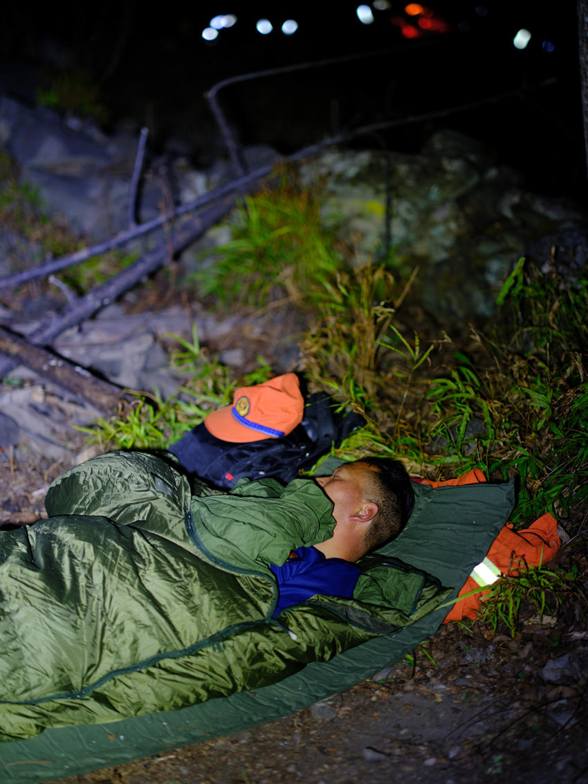 高吉永在涼山鹽源撲火間隙休息。四川省森林消防總隊