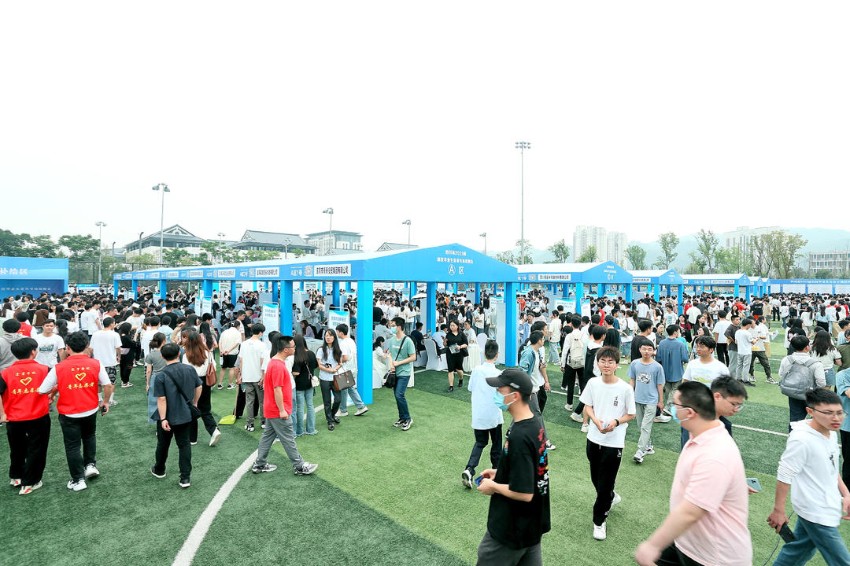 圖為招聘會展位。宜賓市委宣傳部供圖