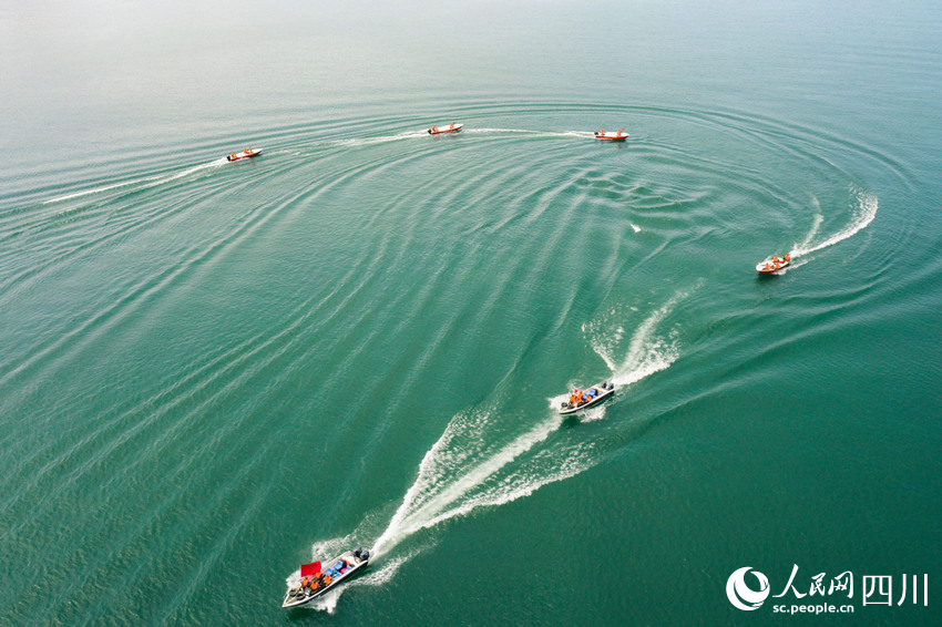 沖鋒舟編隊大角度過彎。陳渝忠攝