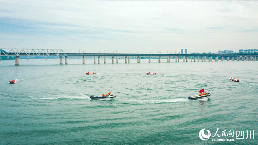沖鋒舟成環形行進。陳渝忠攝