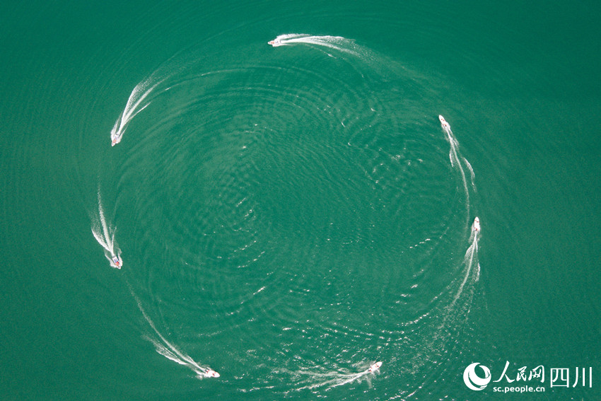 沖鋒舟成環形行進。陳渝忠攝