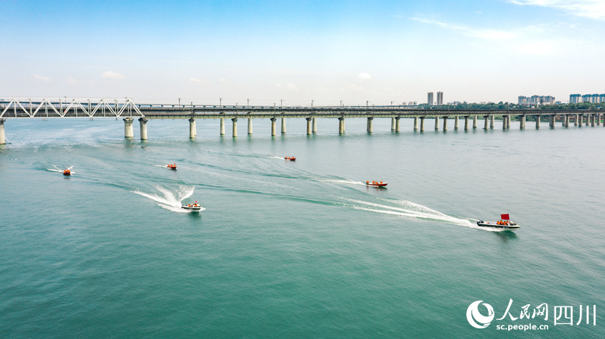 沖鋒舟成三角形行進。陳渝忠攝