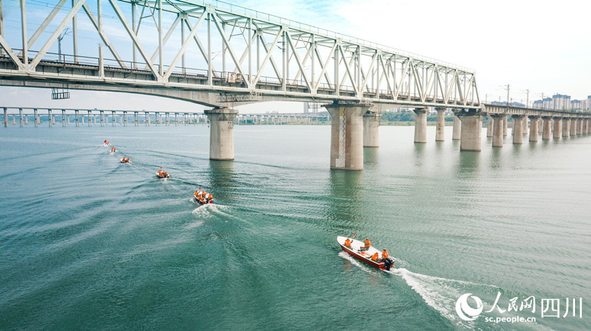 沖鋒舟成一路縱隊行進。陳渝忠攝