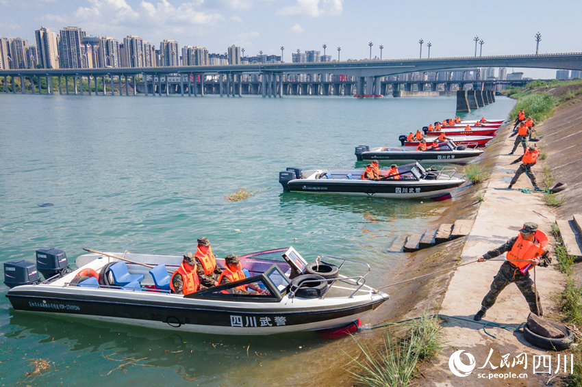 沖鋒舟有序靠岸。陳渝忠攝