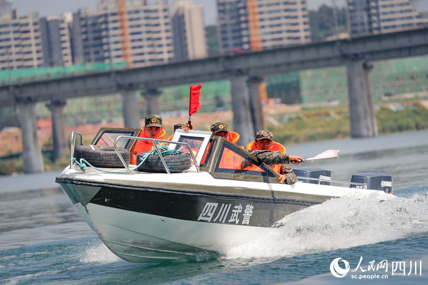 快速行進。陳渝忠攝