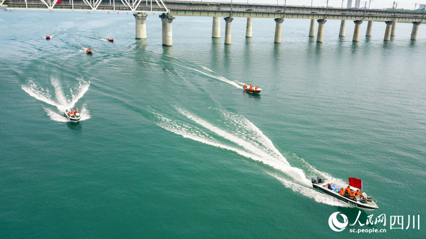 沖鋒舟成三角形行進。陳渝忠攝