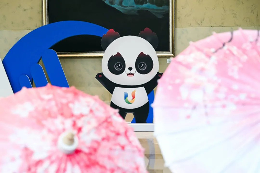 會場外展示的國家級非物質文化遺產瀘州油紙傘。成都大運會執委會宣傳部供圖