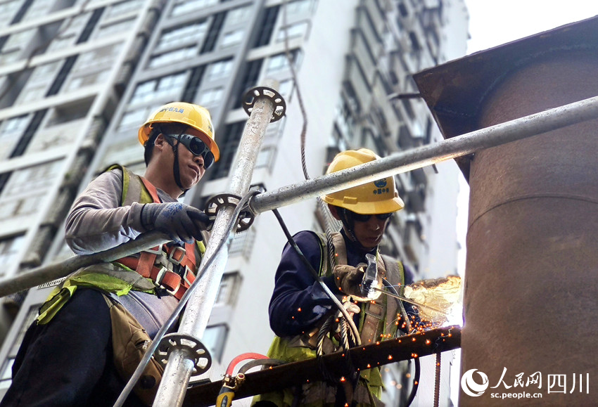 工人在安裝梁體支架。王斌攝