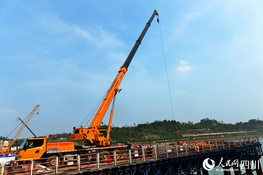 鋼材吊裝。王斌攝