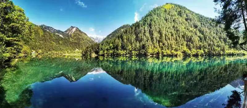 白云照影夢翩翩。九寨溝景區供圖