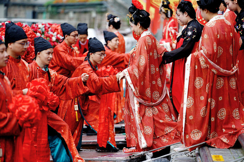 20對新就業形態勞動者，身著傳統中式禮服參加集體婚禮。成都市錦江區宣傳部供圖