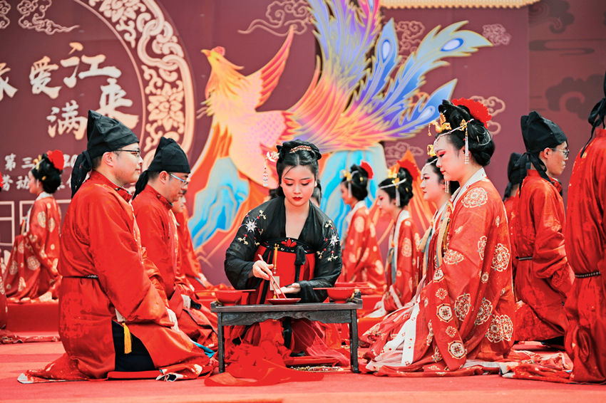 20對新就業形態勞動者，身著傳統中式禮服參加集體婚禮。成都市錦江區宣傳部供圖