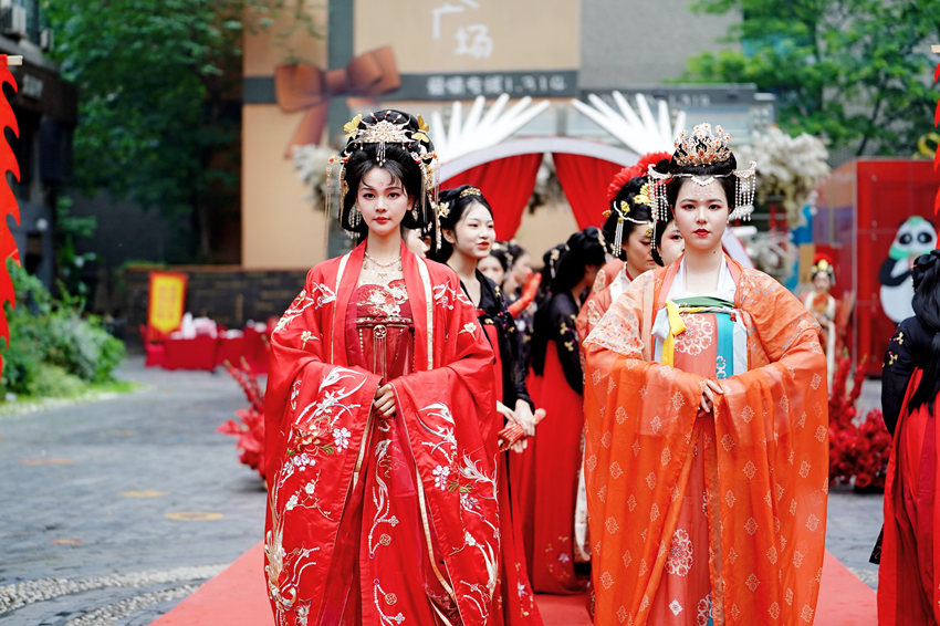 身著傳統中式禮服參加集體婚禮的新娘。成都市錦江區宣傳部供圖