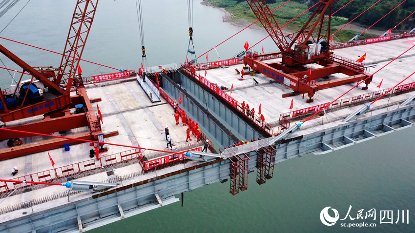 工人正在吊裝鋼梁。廖勝春攝