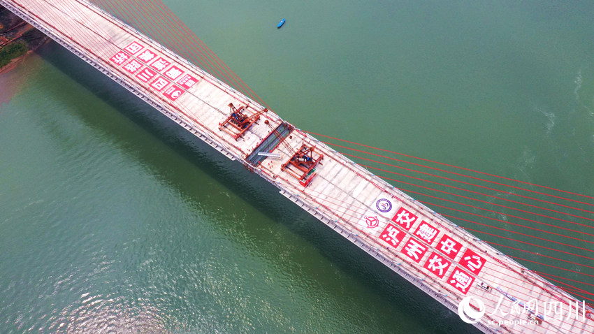 航拍瀘州市納溪長江大橋合龍現場。廖勝春攝