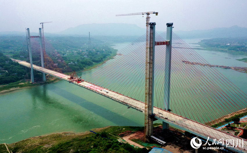 航拍瀘州市納溪長江大橋合龍現場。廖勝春攝