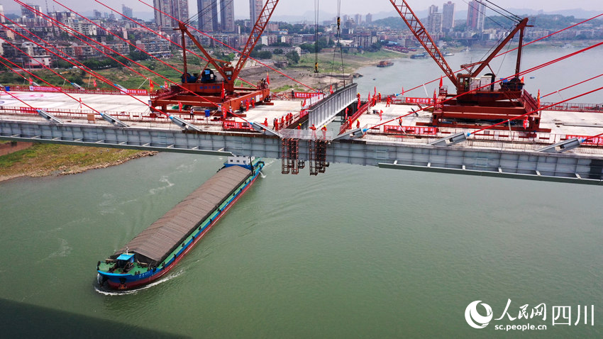 納溪長江大橋建設現場，工人正在吊裝鋼梁。廖勝春攝