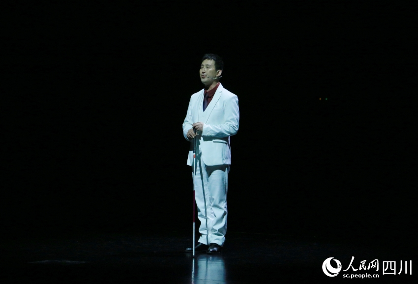 盲人作家陳光炅在音樂情景劇《幸福之光》中。陳芳斌攝