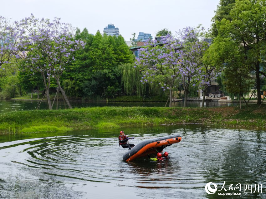 四川省森林消防總隊特勤大隊一中隊消防員在成都市麓湖生態城開展“無動力翻舟自救”課目演練。程雪力攝