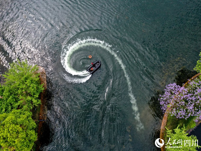 四川省森林消防總隊特勤大隊一中隊消防員正在進行“操艇繞標”課目演練。程雪力攝
