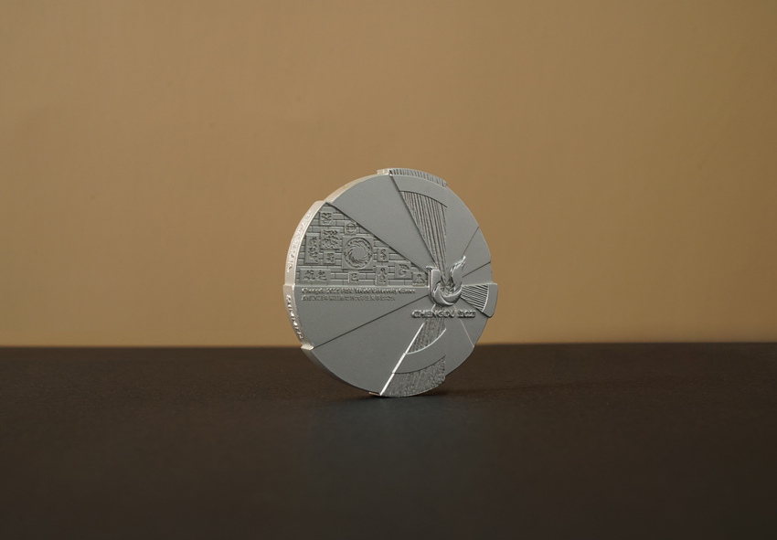 成都大運會銀牌正面。成都大運會執委會供圖