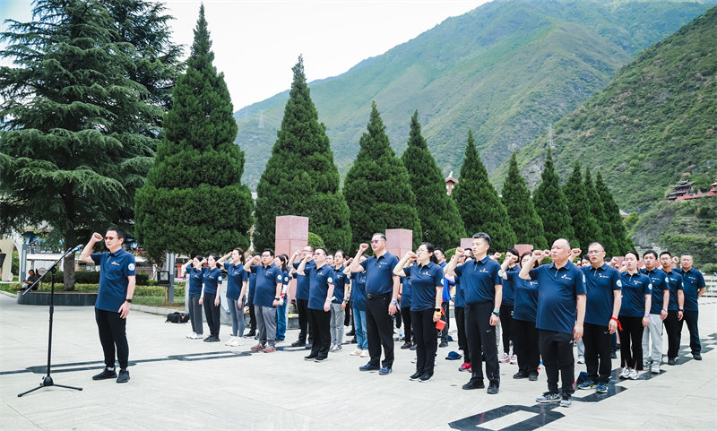 全體黨員代表重溫入黨誓詞。桑達股份供圖