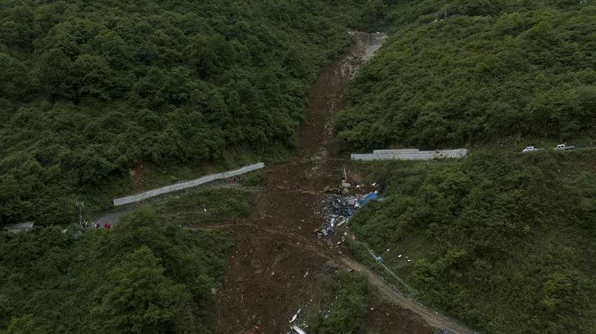 山體垮塌現場。金口河融媒體中心供圖