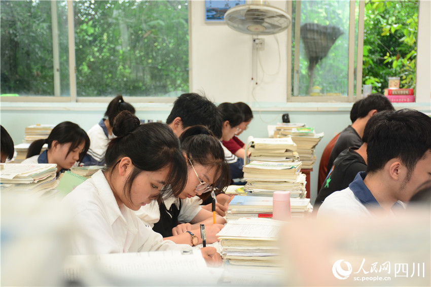 專心學習的同學們。蘭楯攝