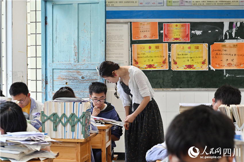 老師指導學生復習。李相芬攝