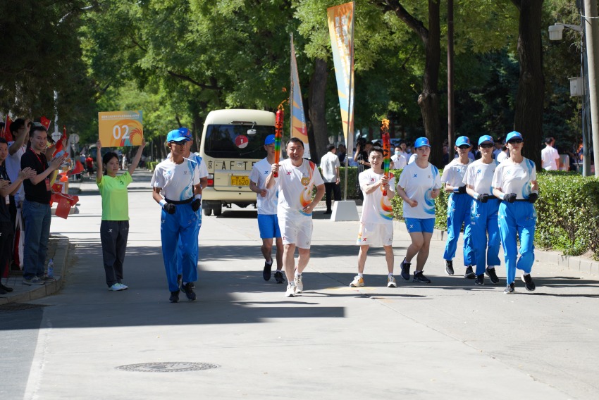 火炬手正在傳遞成都大運會火炬。成都大運會執委會供圖