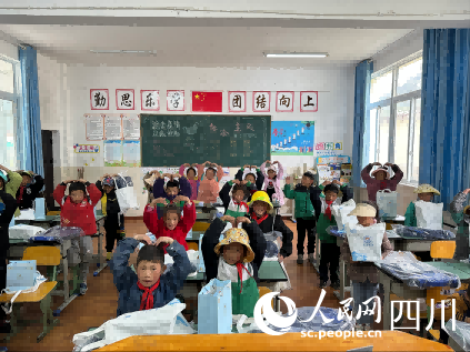 孩子們領到新衣新書包后的感激。譚瑾若攝