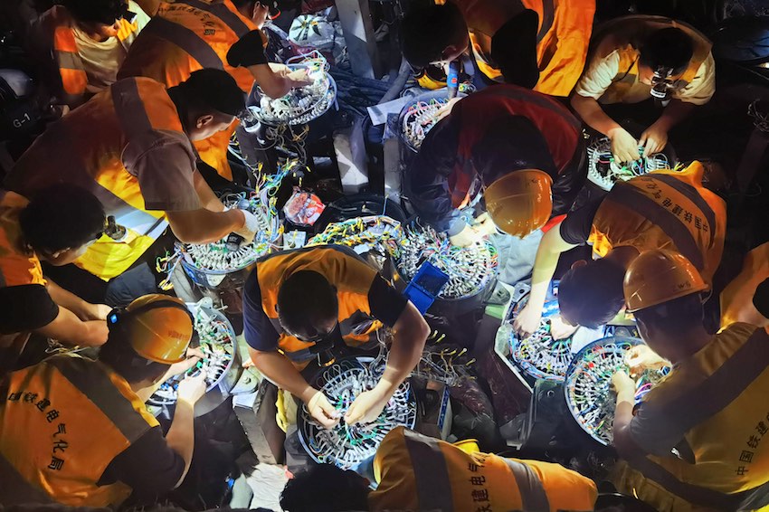 聚精會神，確保施工無誤。成蘭公司供圖