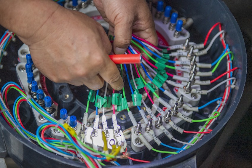 施工人員必須保證每一個信號箱盒連接正確才能確保信號順利接入。成蘭公司供圖