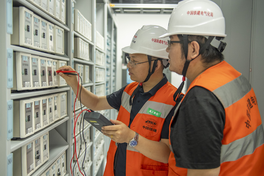 精細，是此次信號施工的核心要求，圖為工作人員進行對接測試。成蘭公司供圖