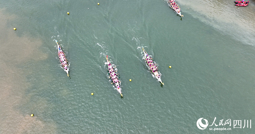 參賽隊員們奮力揮動船槳，龍舟劈波斬浪沖向終點。蔣松濤攝