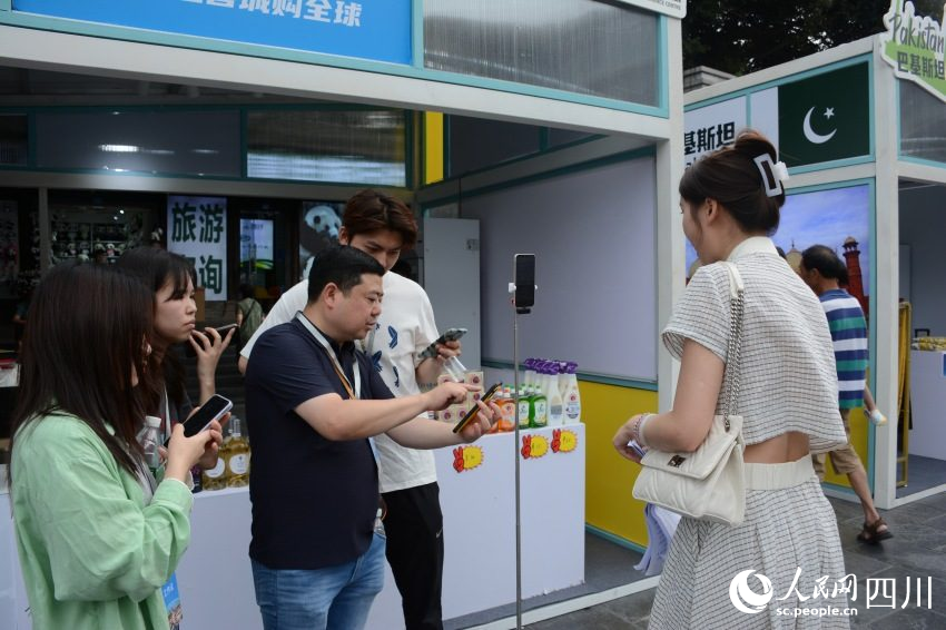 時尚博主在網絡直播帶貨。陳芳斌攝