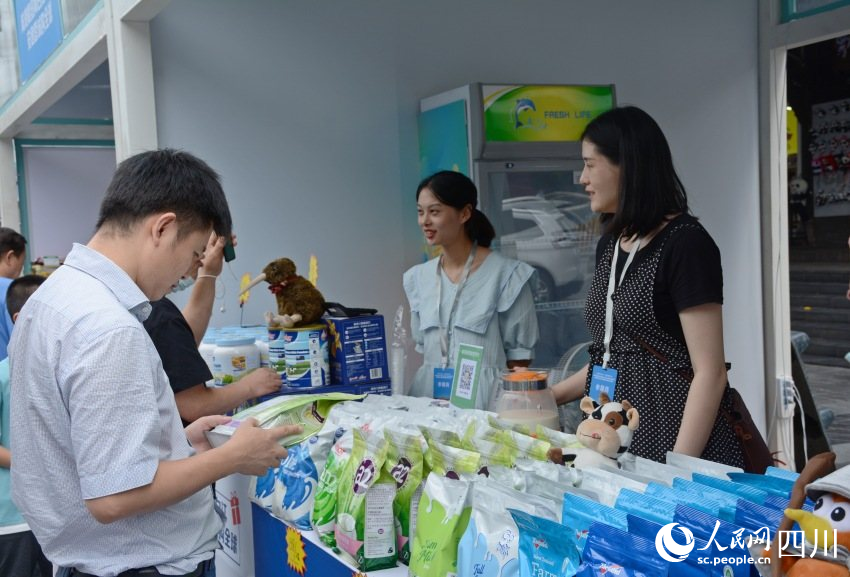 市民在挑選進口產品。陳芳斌攝