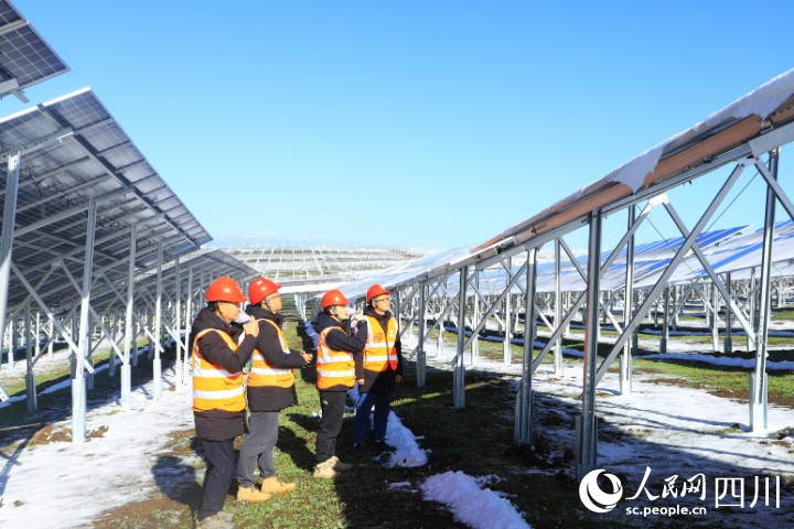 柯拉建設者現場檢查。張峰攝