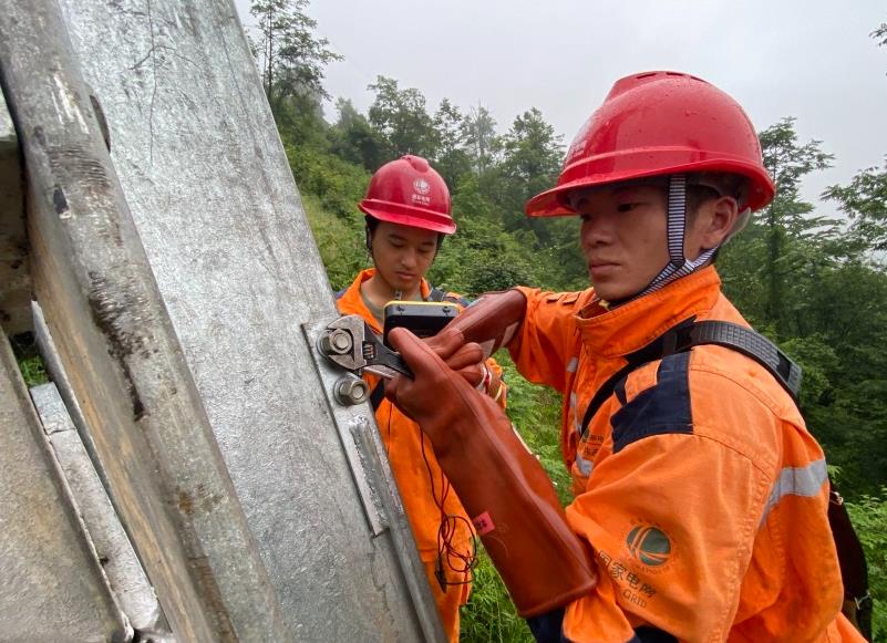 國網四川送變電公司的電力工人在500千伏康蜀一二線測量接地電阻。國網四川供圖