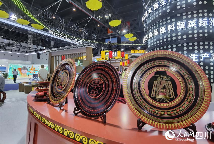 涼山館參展展品。人民網記者 王洪江攝