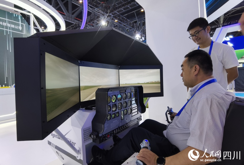 展會現場市民正在體驗模擬駕駛飛機。人民網記者 王洪江攝