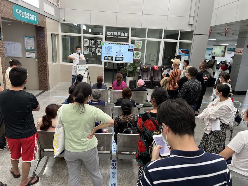 王先良向患者開展放療健康宣教。受訪者供圖