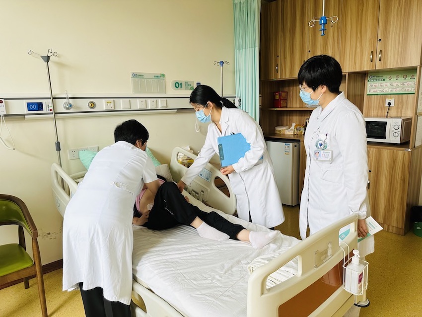 王久惠在查房。受訪者供圖