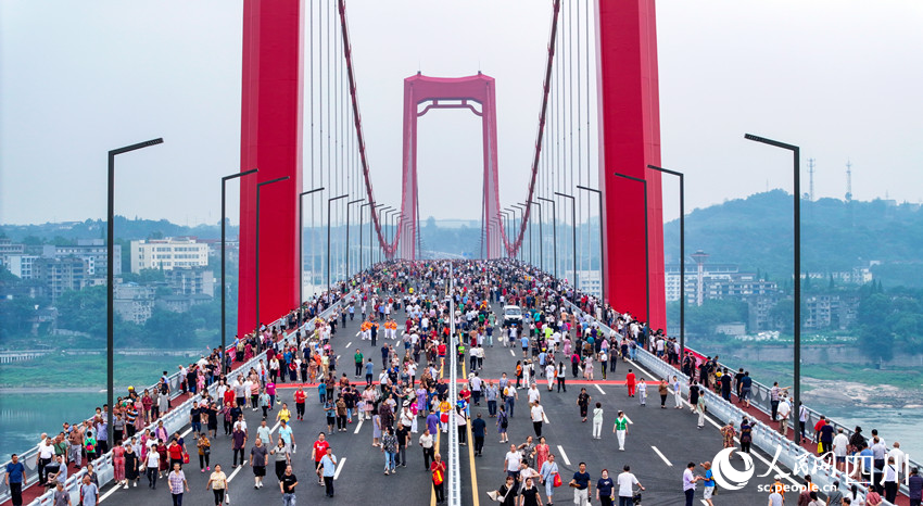 上萬市民“踩橋”慶祝。劉學懿攝