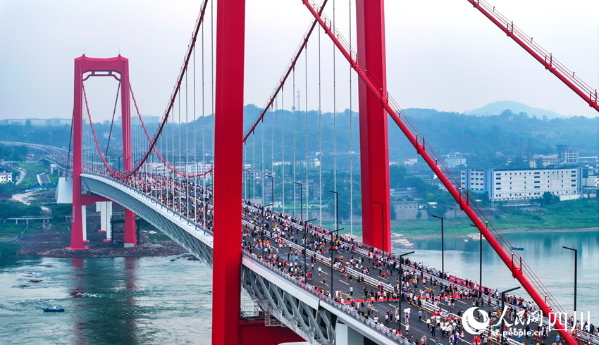 上萬市民“踩橋”慶祝。劉學懿攝