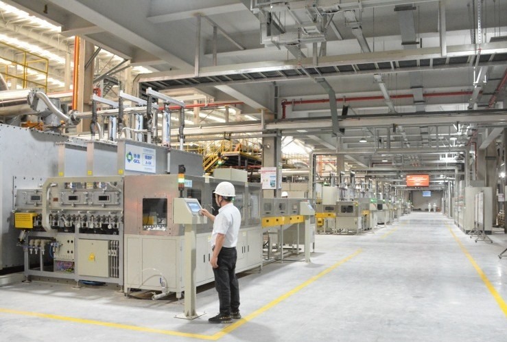 廠房內工人正在操作機器。陳芳斌攝