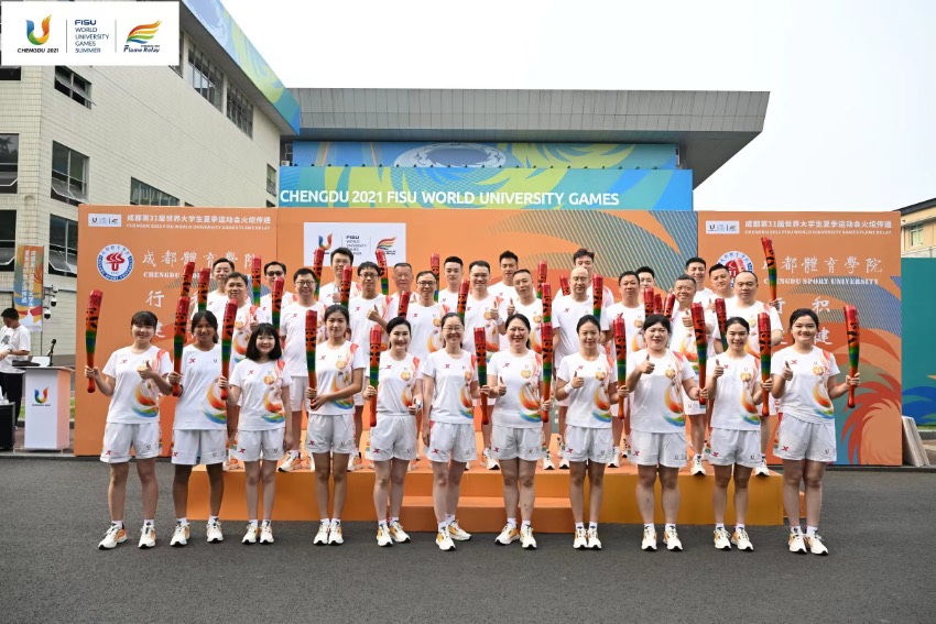 大運會火炬手合影。大運會組委會供圖