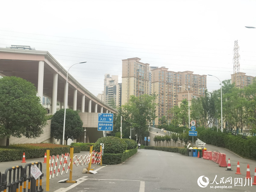 院內停車場車行入口指引明確清晰。人民網記者 郭瑩攝