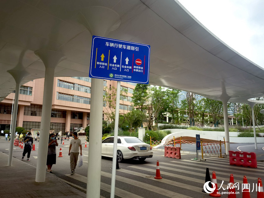 由紫檀街進入院內停車場車行入口處的車輛行駛車道指引。人民網記者 郭瑩攝